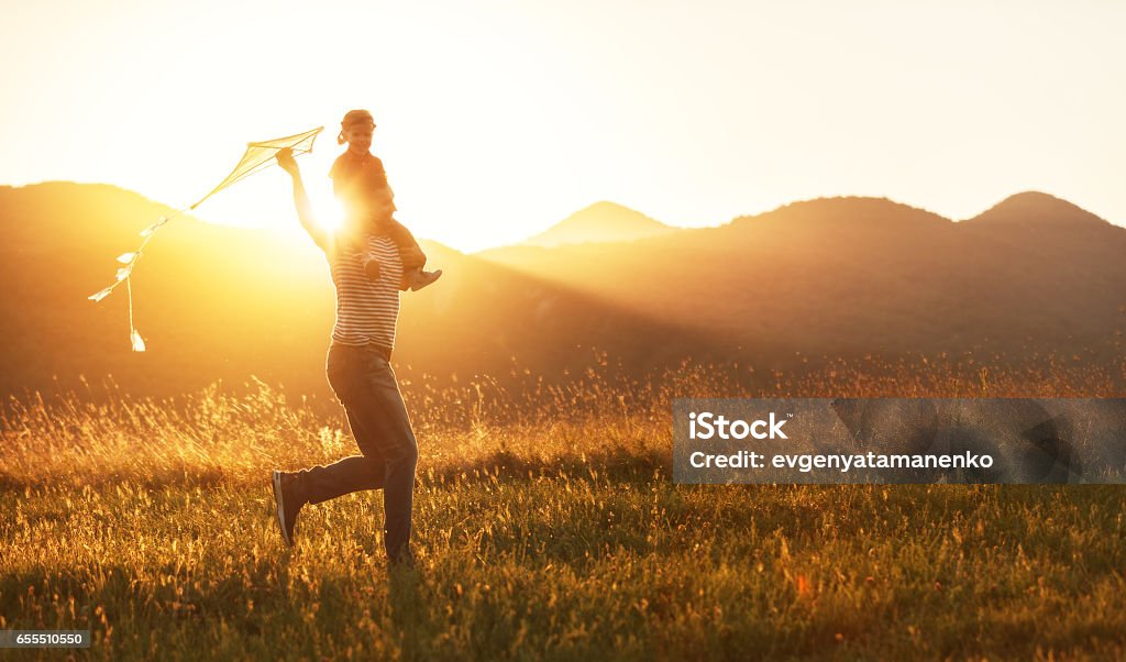 Glückliche Vatertag! Kind Mädchen und Papa mit einem Drachen auf die Natur im Sommer - Lizenzfrei Vater Stock-Foto