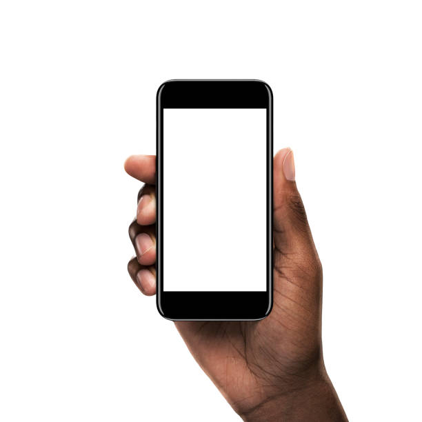 mano negra con un smartphone con pantalla en blanco - mensaje de texto fotos fotografías e imágenes de stock