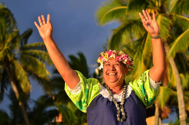 mature polynesian pacific island woman - image created 1960s 1960s style beach women imagens e fotografias de stock