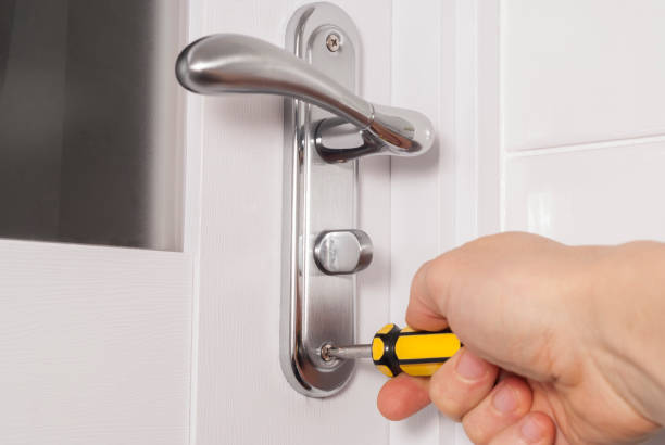 istock repair door lock 655536860
