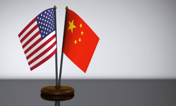 istock USA And China Desk Flag 655540034