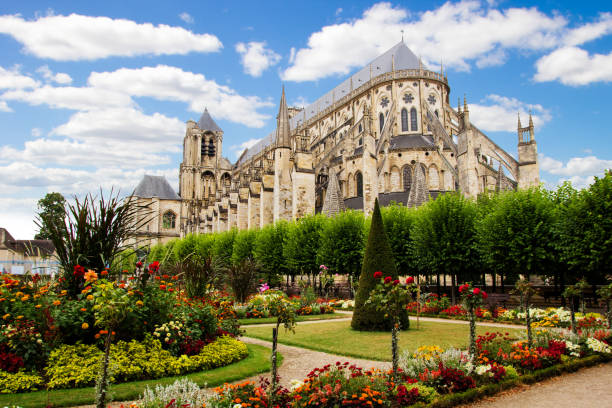 kathedrale von bourges, schöner garten, frankreich - cher stock-fotos und bilder