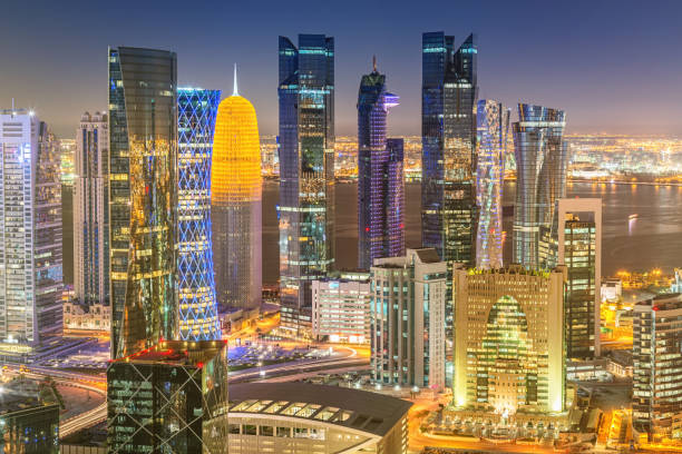 aérea de doha qatar modernos arranha-céus de noite - middle east highway street night - fotografias e filmes do acervo
