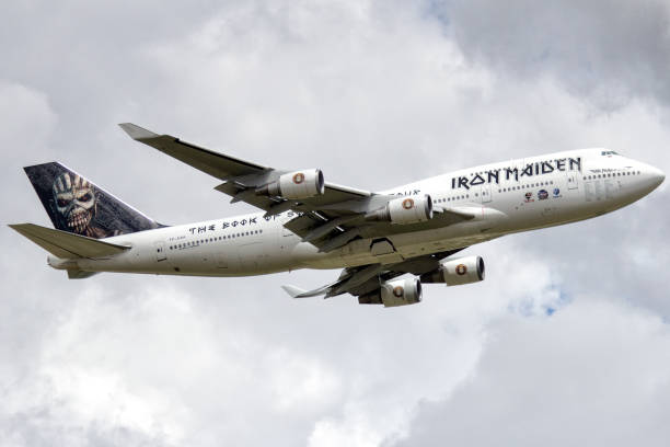 boeing 747 400 de una banda de rock iron maiden en el aeropuerto internacional de guarulhos en sao paulo brasil - runway airplane landing landing light fotografías e imágenes de stock