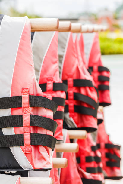крупным планом жизни храйлер плавающей куртке возле бассейна воды - life jacket life belt buoy float стоковые фото и изображения