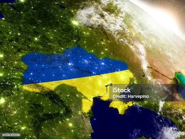 Ucraina Con Bandiera Al Sole Nascente - Fotografie stock e altre immagini di Ucraina - Ucraina, Carta geografica, Globo terrestre
