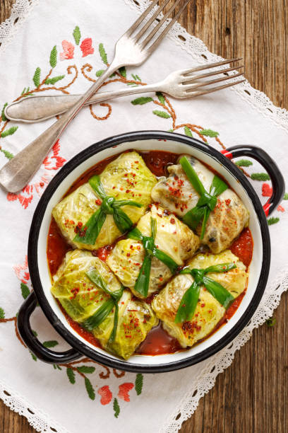 Rollos de col, Col de Saboya rellena con arroz y setas - foto de stock