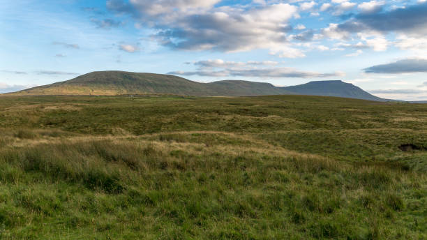 Yorkshire Dales near Ribblehead, North Yorkshire, UK Evening clouds over the Ingleborough hill, near Ribblehead and Ingleton, Yorkshire Dales, North Yorkshire, UK ingleborough stock pictures, royalty-free photos & images