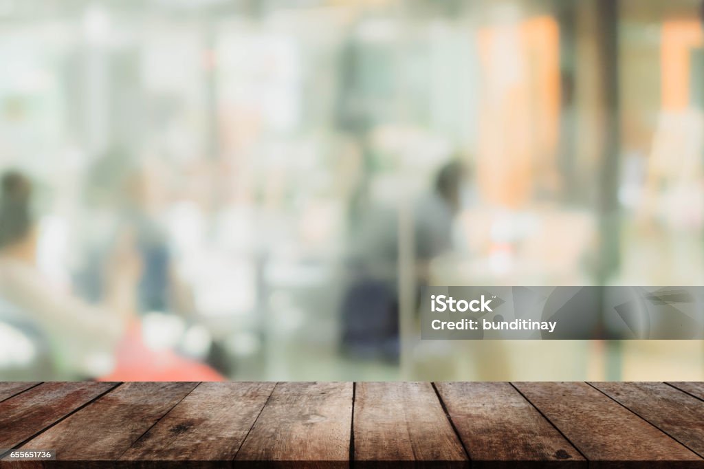 Mesa de madera y fondo interior restaurante borrosa - se puede utilizada para mostrarán o montaje de sus productos. - Foto de stock de Abstracto libre de derechos