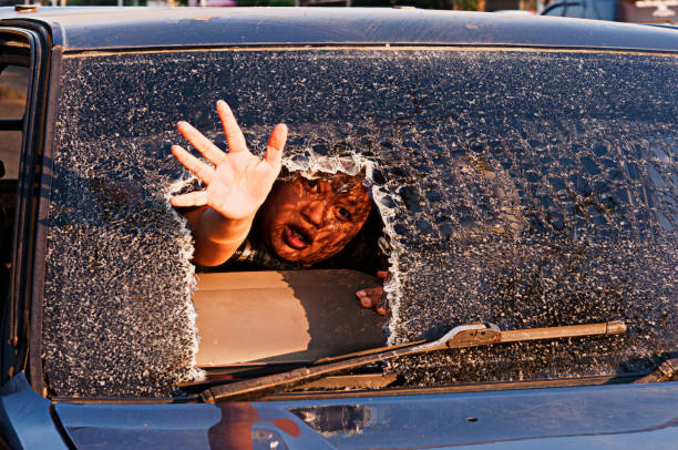 rachadura menina no carro no rosto de para-brisa. - broken window glass women - fotografias e filmes do acervo