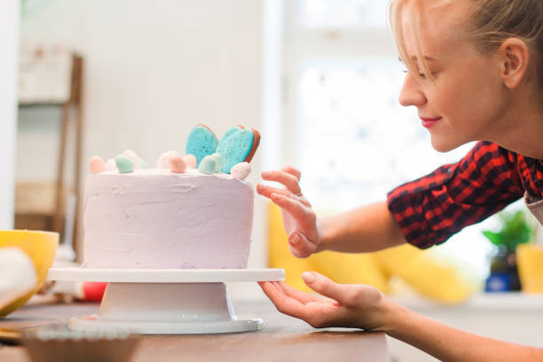 女性は自家製ケーキを飾ります。料理ビジネス。 - cake women confectioner photography ストックフォトと画像