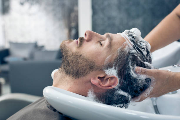 в парикмахерской - men human hair washing hairdresser стоковые фото и изображения