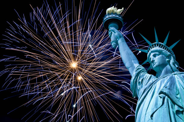 statue de la liberté, le ciel nocturne avec feux d’artifice, new york, é.-u. - statue of liberty liberty statue firework display photos et images de collection