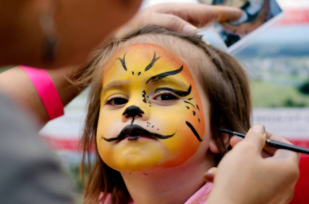 kinderschminken - bemalte gesichter stock-fotos und bilder