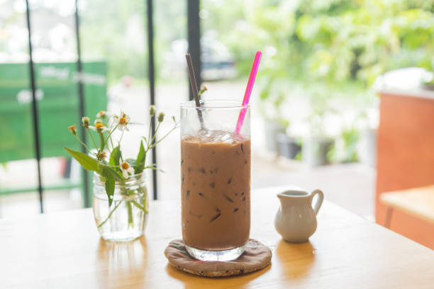 ガラスのコーヒー テーブルを氷します。 - milk shake coffee latté cold ストックフォトと画像