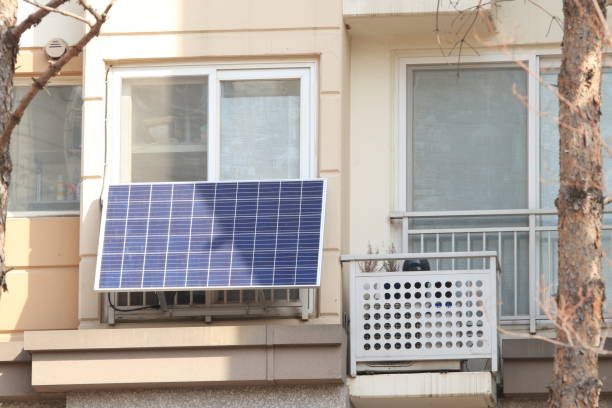 wohnung-solar-panel - balkon stock-fotos und bilder