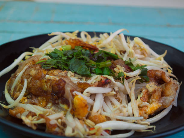istock Close up Thai Crispy Mussel and Beansprout. 655689044