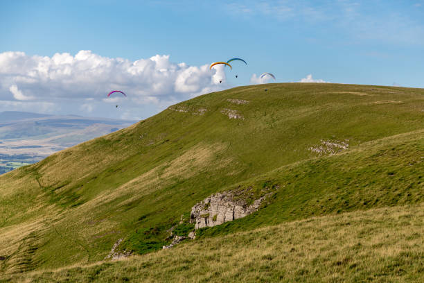 parapente en yorkshire dales, reino unido - kirkby stephen fotografías e imágenes de stock