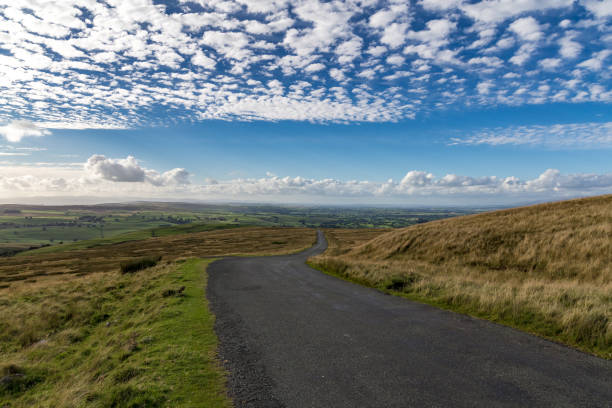 paisaje de country road y yorkshire dales, reino unido - kirkby stephen fotografías e imágenes de stock