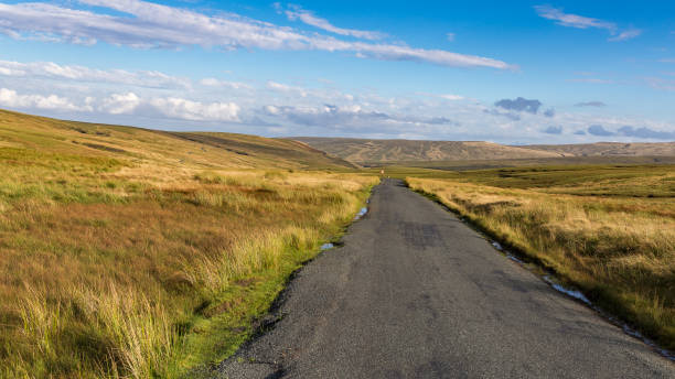 carretera rural en yorkshire dales, reino unido - kirkby stephen fotografías e imágenes de stock