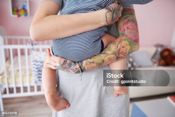 Rückansicht Des Mutter Mit Ihrem Sohn Stockfoto und mehr Bilder von Tätowierung - Tätowierung, Baby, Mutter