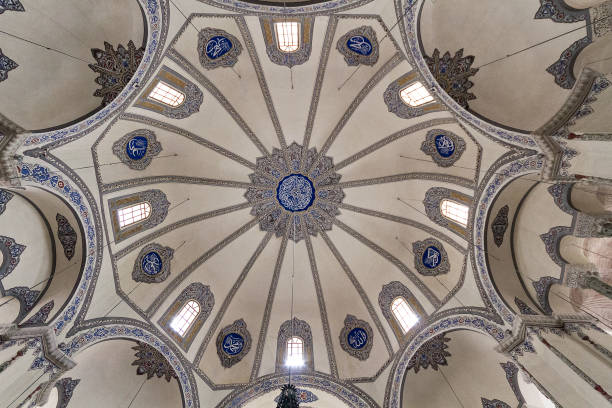 estambul, turquía - 29 de mayo de 2013: cúpula de aya sofya mezquita, conocido también como antiguo baco sergio byzantine iglesia, desde dentro, en estambul, turquía. - byzantine aya sofya light lighting equipment fotografías e imágenes de stock