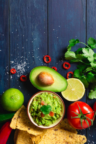 plato de guacamole con ingredientes - chili food bowl ready to eat fotografías e imágenes de stock