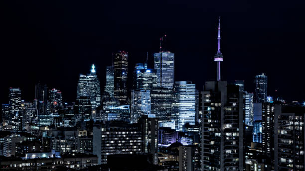 скайлайн торонто. - toronto skyline cn tower night стоковые фото и изображения