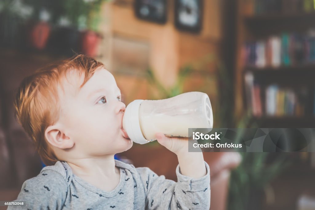 Baby Boy mit Milchflasche - Lizenzfrei Baby Stock-Foto