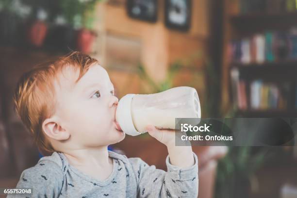 Baby Boy Mit Milchflasche Stockfoto und mehr Bilder von Baby - Baby, Milch, Trinken