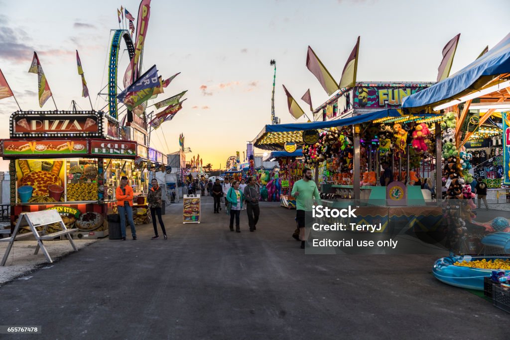 Keluarga Dan Teman Berjalan Di Tengah Jalan Di Collier County Fair Foto