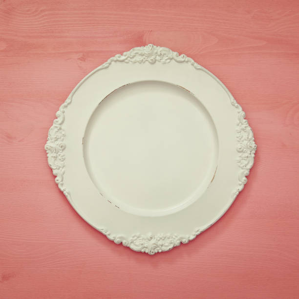 vue de dessus de l’assiette vide blanc vintage. poser de plat - passover seder seder plate table photos et images de collection