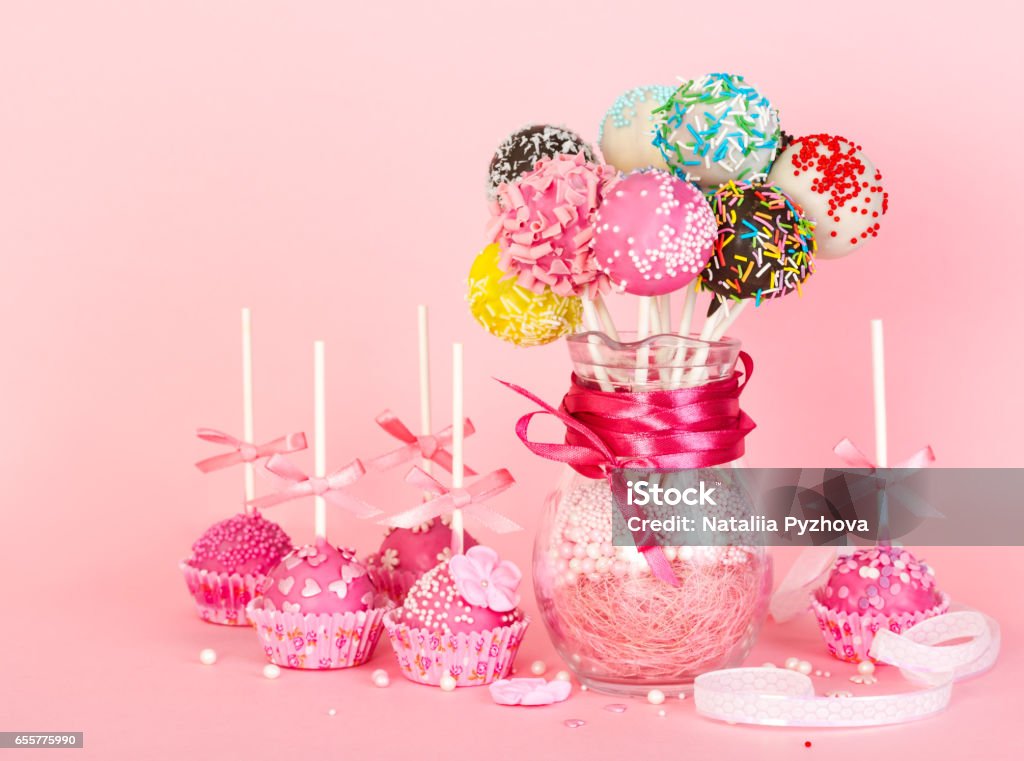 compressie Sherlock Holmes viool Cake Pops With Pink Icing And Decoration On Paper Form And Colorful Cake  Pops In Glass Vase Stock Photo - Download Image Now - iStock