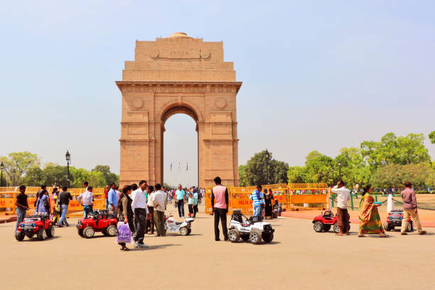 visiters no portão da índia, nova deli - india gate delhi new delhi - fotografias e filmes do acervo