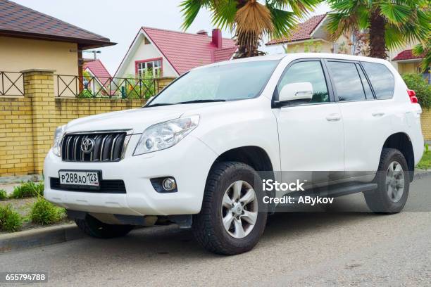 Nuevo Auto Japonés De Lujo Toyota Land Cruiser Estacionado En La Calle De Sochi City Foto de stock y más banco de imágenes de 4x4