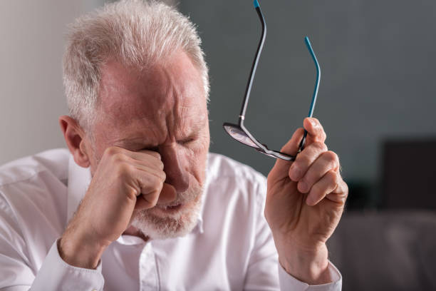 empresario senior cansado - frotarse los ojos fotografías e imágenes de stock