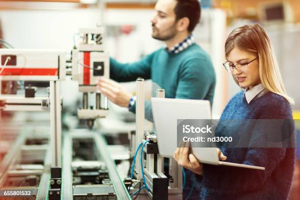 Photo libre de droit de Étudiants Travaillant Sur Le Projet De Classe Technique banque d'images et plus d'images libres de droit de Produire