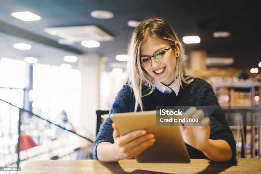 Estudiante en tablet pc - Foto de stock de Tableta digital libre de derechos