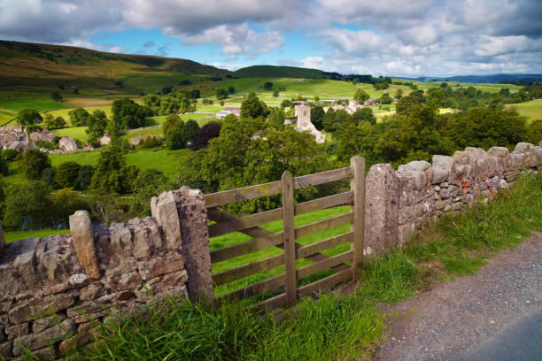 view over burnsall in the yorkshire dales - yorkshire gate yorkshire dales village imagens e fotografias de stock