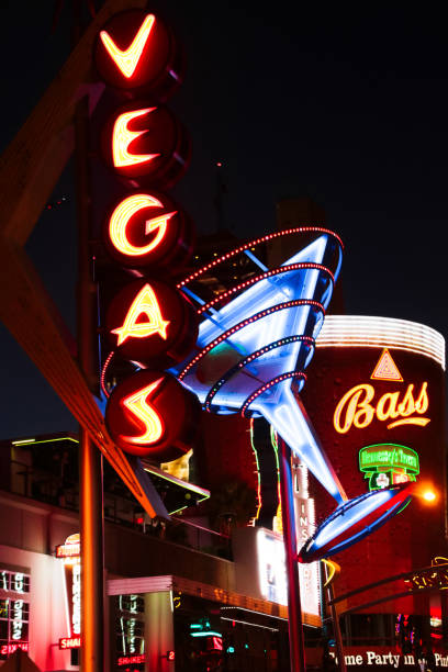 the fremont street experience - las vegas metropolitan area sign welcome to fabulous las vegas sign the las vegas strip zdjęcia i obrazy z banku zdjęć