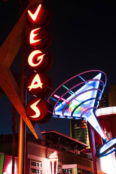 the fremont street experience - las vegas metropolitan area sign welcome to fabulous las vegas sign the las vegas strip zdjęcia i obrazy z banku zdjęć