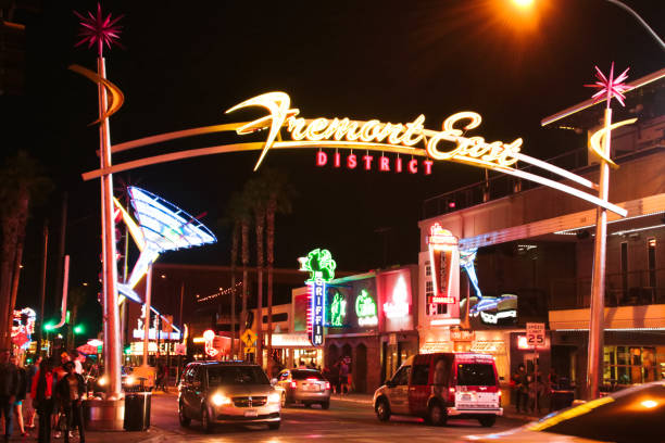 the fremont street experience - welcome to fabulous las vegas sign las vegas metropolitan area casino neon light imagens e fotografias de stock