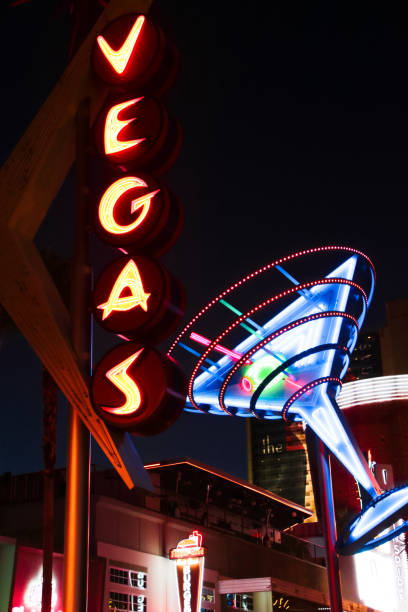 the fremont street experience - welcome to fabulous las vegas sign las vegas metropolitan area casino neon light imagens e fotografias de stock