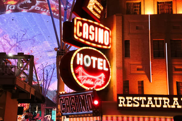 golden gate hotel & casino sign illuminated by night - welcome to fabulous las vegas sign fotos imagens e fotografias de stock