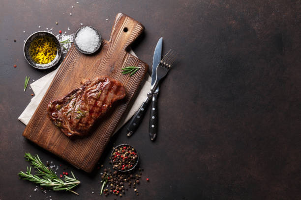 bife grelhado ribeye, ervas e especiarias - rib eye steak beef cutting board meat - fotografias e filmes do acervo