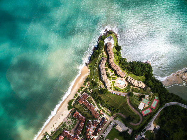 vista dall'alto della spiaggia di tabatinga, caraguatatuba, san paolo, brasile - buzios foto e immagini stock