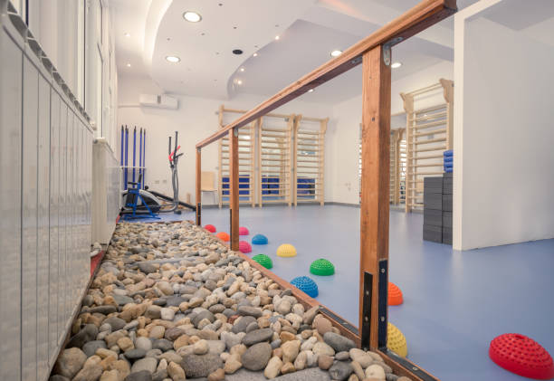 großer innenraum, keine menschen, fitness gym physiotherapie felsen - kletterwand turngerät stock-fotos und bilder