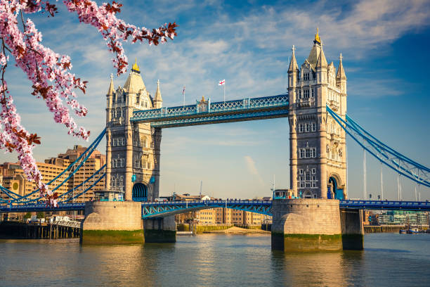 tower bridge in londen op voorjaar - tower bridge stockfoto's en -beelden