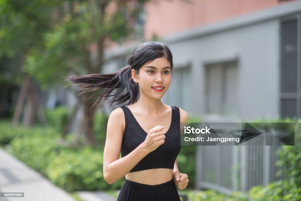 joven deportiva en Parque - Foto de stock de Adulto libre de derechos