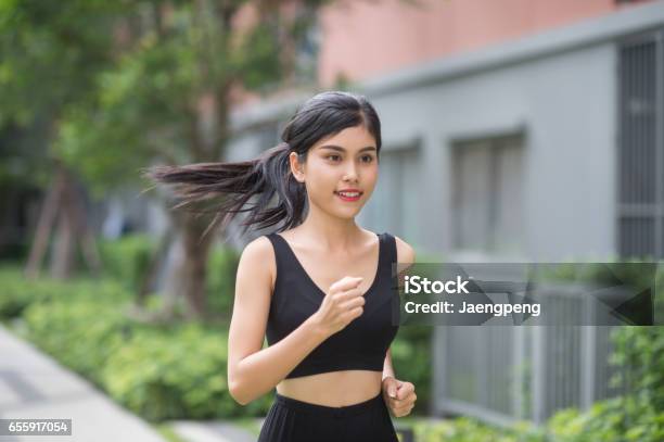 Joven Deportiva En Parque Foto de stock y más banco de imágenes de Adulto - Adulto, Aerobismo, Aire libre